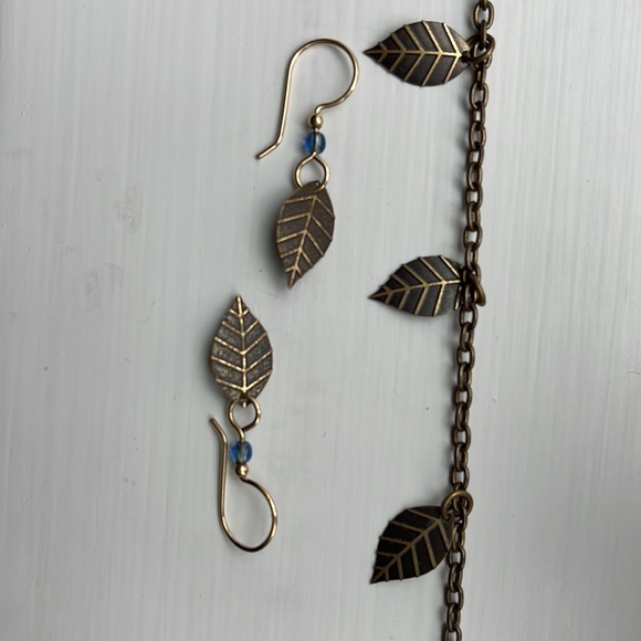 Gold colored necklace 7 small  leaves  1 1/2 “ apart on chain & matching earring - Picture 1 of 4